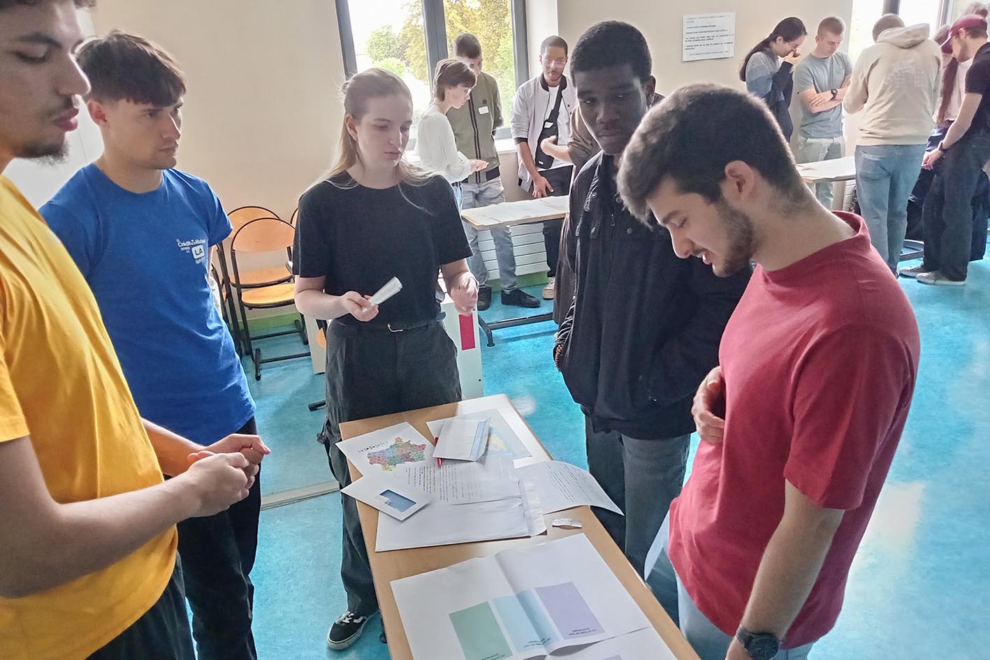 Étudiants devant un stand
