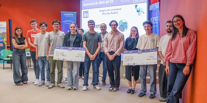 lauréats posant avec les prix